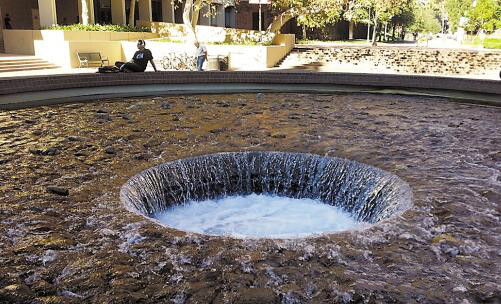 加利福尼亚大学洛杉矶分校以“宇宙黑洞”概念而建造的喷水池